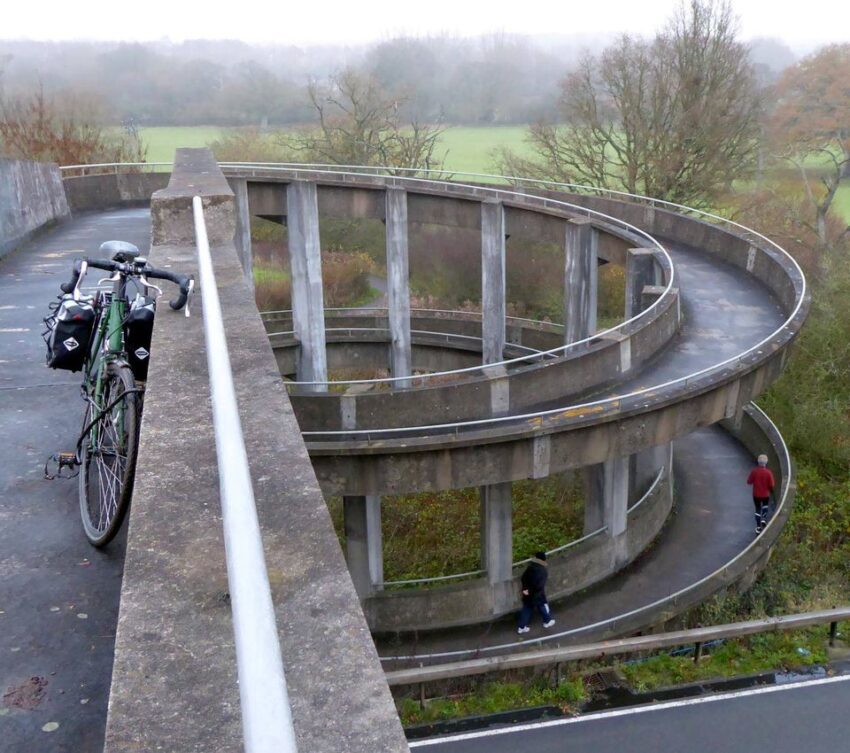 Swindon 4: Magic roundabouts, curly-wurlys – e2e.bike